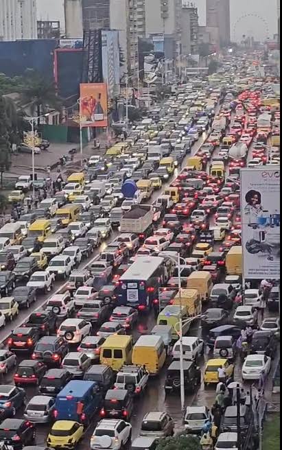 Embouteillages/Kinshasa paralysée : quand l’État abdique face au chaos